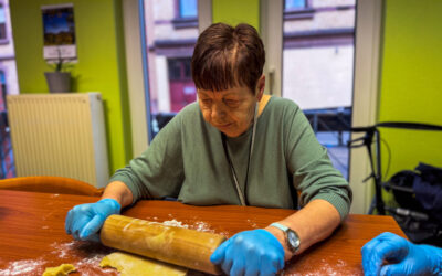 Gemeinsam Plätzchen backen: Kleine Kunstwerke aus Teig