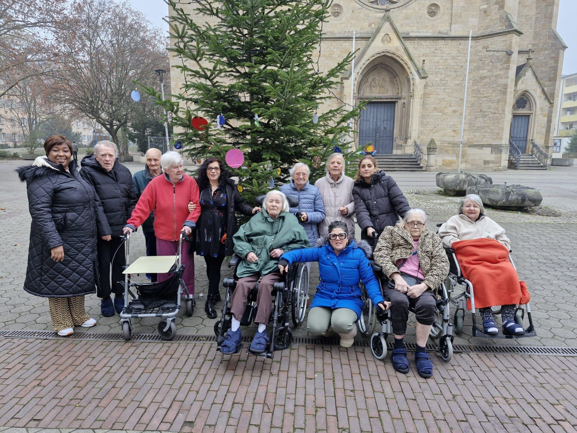 Weihnachtsbaum schmücken | DSK Seniorenzentrum Ludwigshafen Weihnachtsbaum schmücken | DSK Seniorenzentrum Ludwigshafen