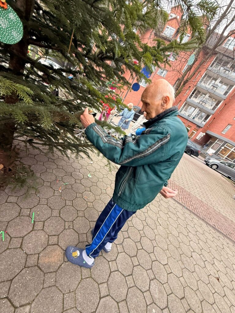 Weihnachtsbaum schmücken | DSK Seniorenzentrum Ludwigshafen