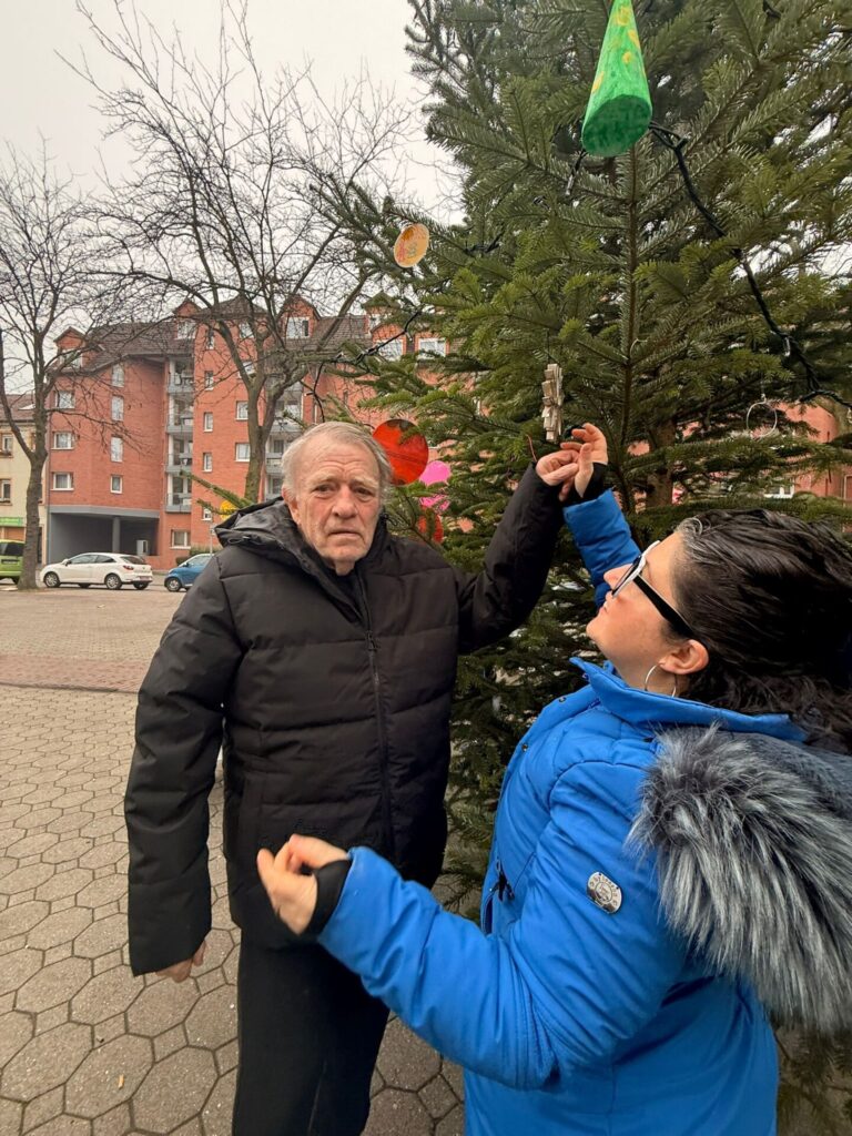Weihnachtsbaum schmücken | DSK Seniorenzentrum Ludwigshafen