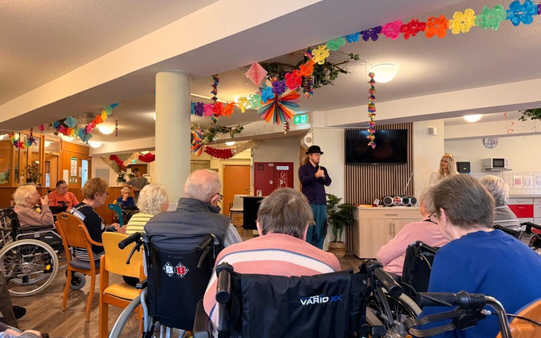 Hokuspokus im Seniorenzentrum: Zauberer begeistert das Publikum