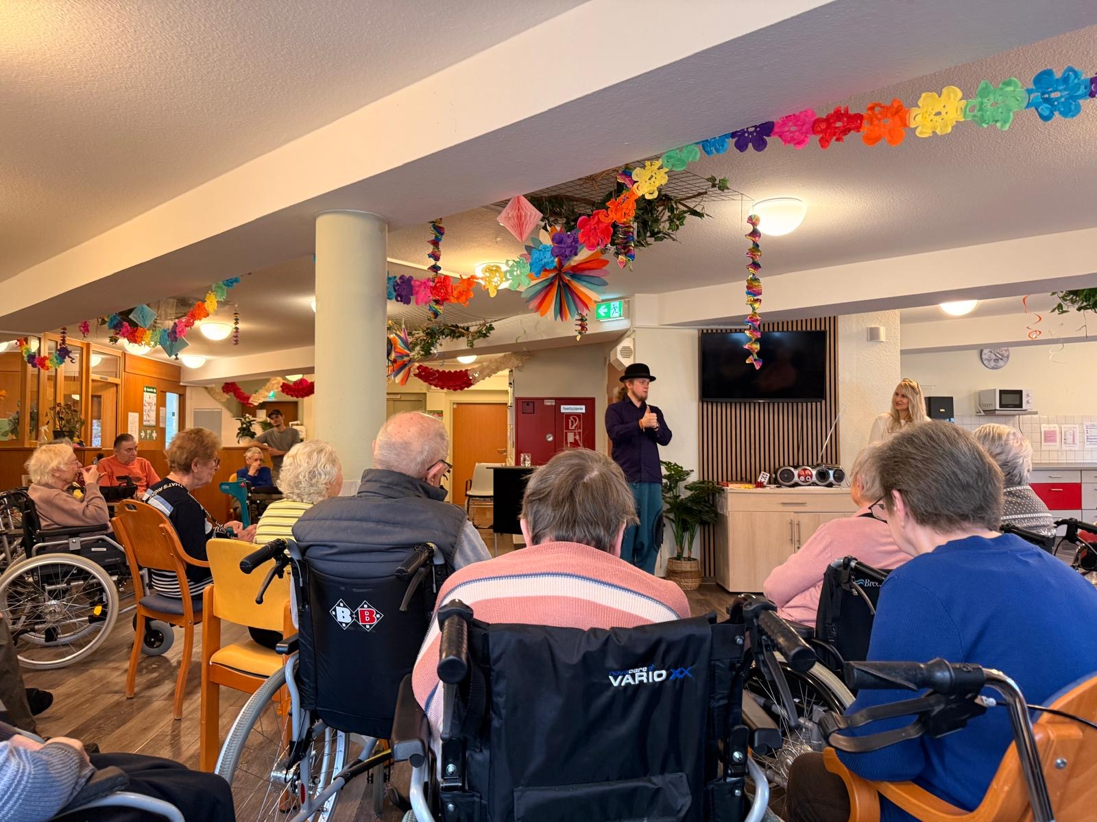 Zauberer begeistert Publikum | DSK Ludwigshafen Zauberer begeistert Publikum | DSK Ludwigshafen